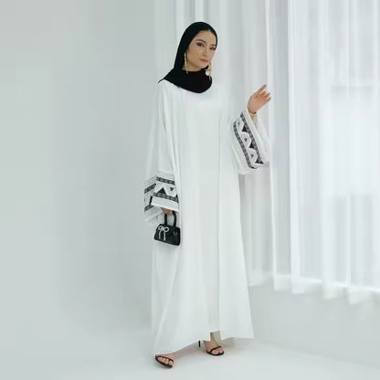 Abaya dam – Sommar kaftan i kimono-stil med svart & vit brodyr
