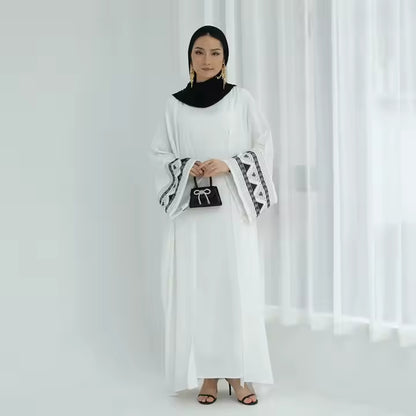 Abaya dam – Sommar kaftan i kimono-stil med svart & vit brodyr