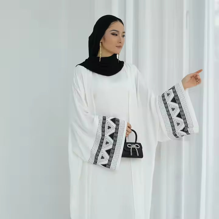 Abaya dam – Sommar kaftan i kimono-stil med svart & vit brodyr