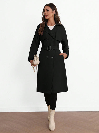 Elegant lång damkappa med bälte – minimalistisk trenchcoat i svart