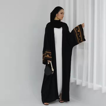 Abaya dam – Sommar kaftan i kimono-stil med svart & vit brodyr