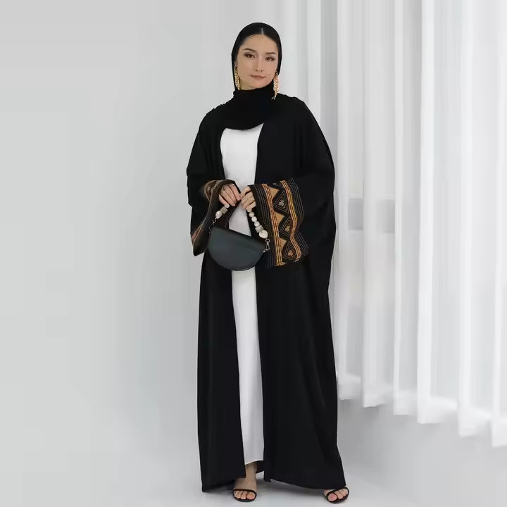 Abaya dam – Sommar kaftan i kimono-stil med svart & vit brodyr