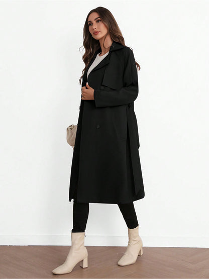 Elegant lång damkappa med bälte – minimalistisk trenchcoat i svart