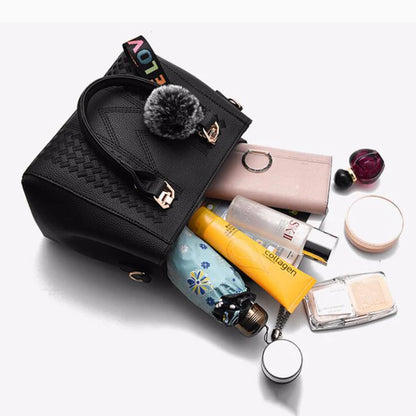 Broderad axelväska för damer – elegant handväska i läder med dekorativ boll