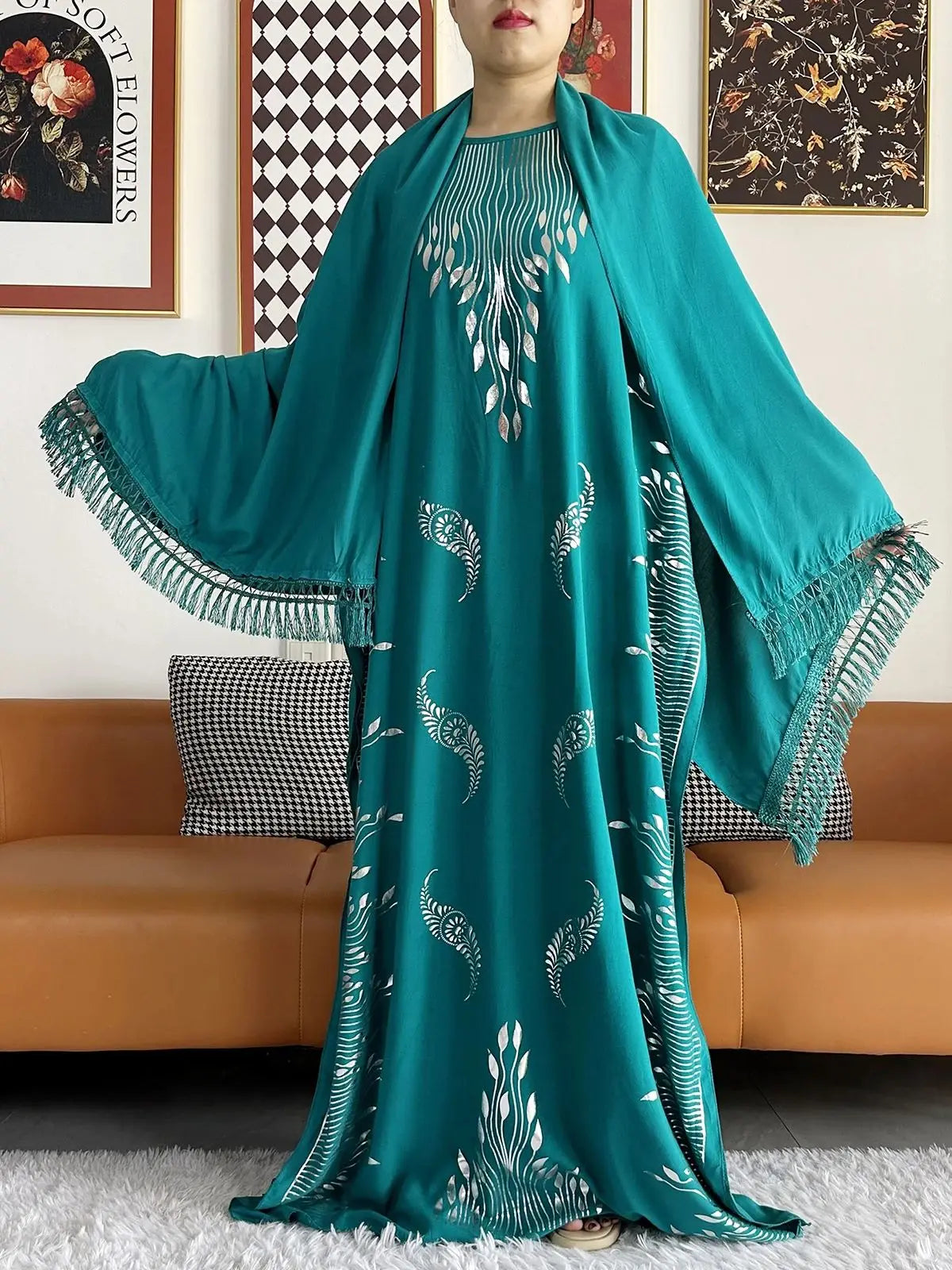 Sommarabaya – Kortärmad med guldfärgade tryck och matchande sjal