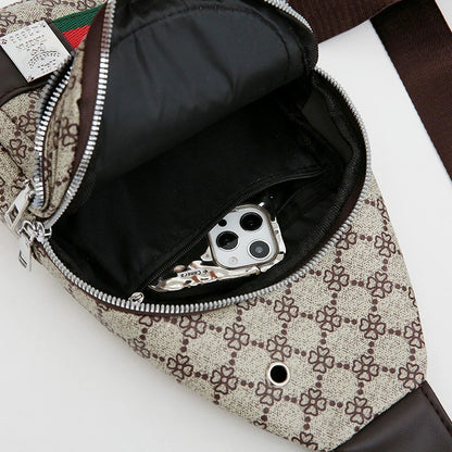 Herr Crossbody Väska – Multifunktionell Axelväska med Hörlursuttag & Stilren Design