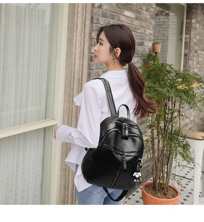 Elegant Svart Damryggsäck med Björn-detalj – Stil & Klass i Perfekt Balans | Eurosane™