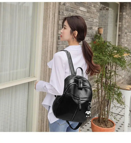 Elegant Svart Damryggsäck med Björn-detalj – Stil & Klass i Perfekt Balans | Eurosane™