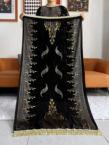 Sommarabaya – Kortärmad med guldfärgade tryck och matchande sjal