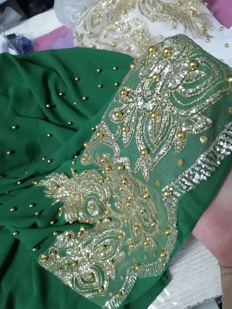 Chiffon hijab med guldglitter och pärlor