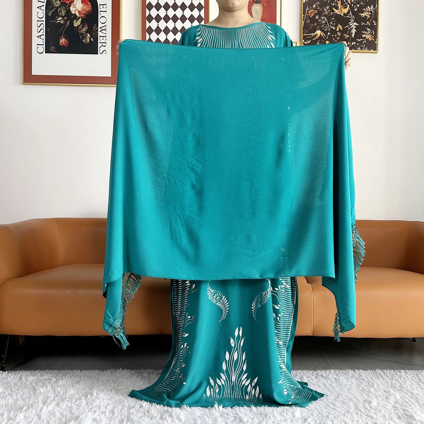 Sommarabaya – Kortärmad med guldfärgade tryck och matchande sjal