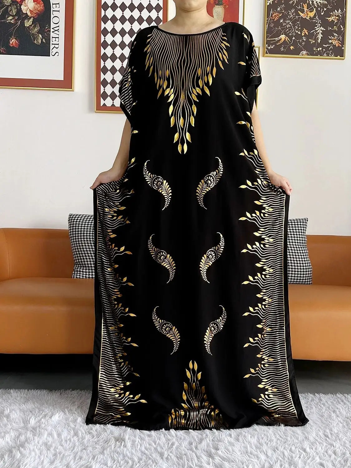 Sommarabaya – Kortärmad med guldfärgade tryck och matchande sjal