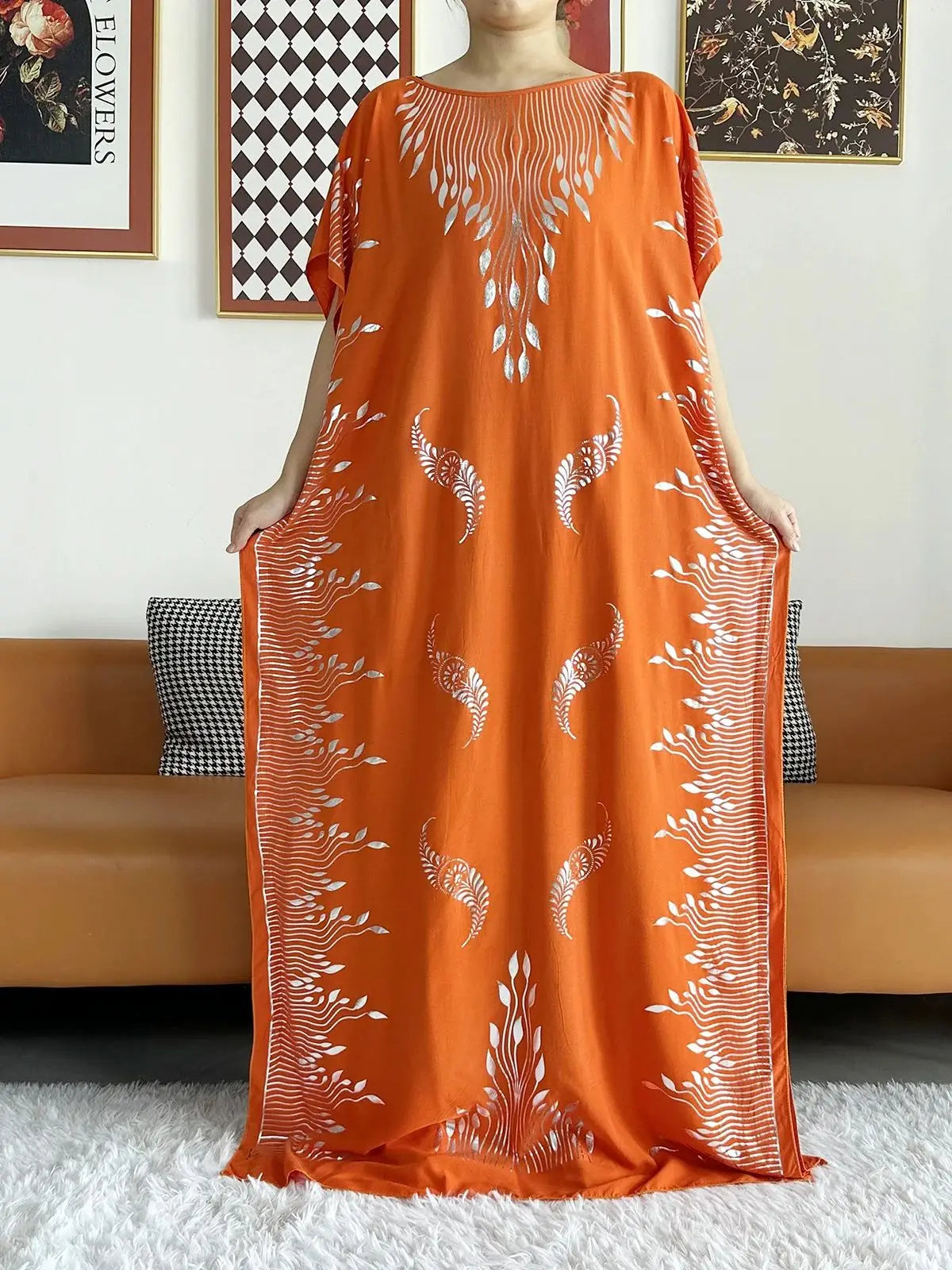 Sommarabaya – Kortärmad med guldfärgade tryck och matchande sjal