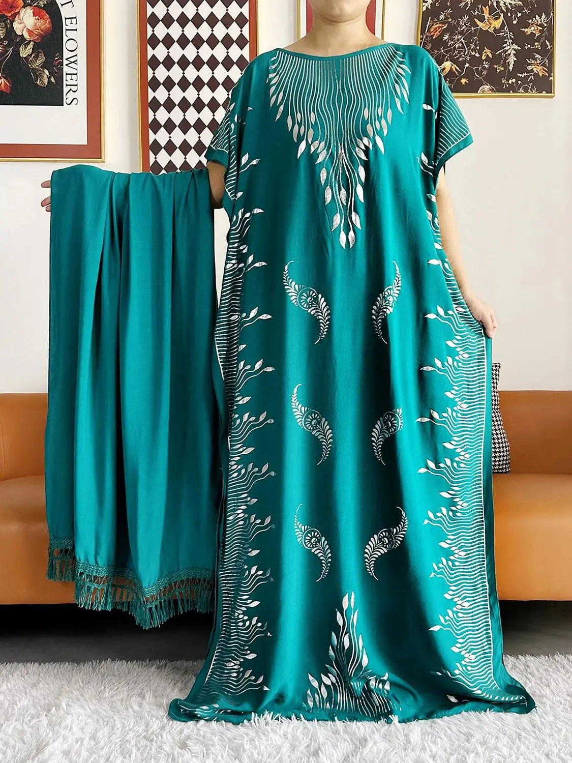 Sommarabaya – Kortärmad med guldfärgade tryck och matchande sjal