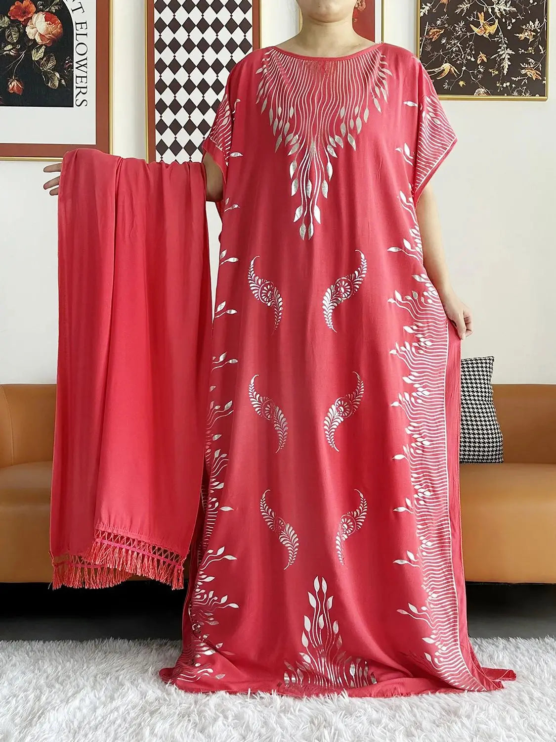 Sommarabaya – Kortärmad med guldfärgade tryck och matchande sjal