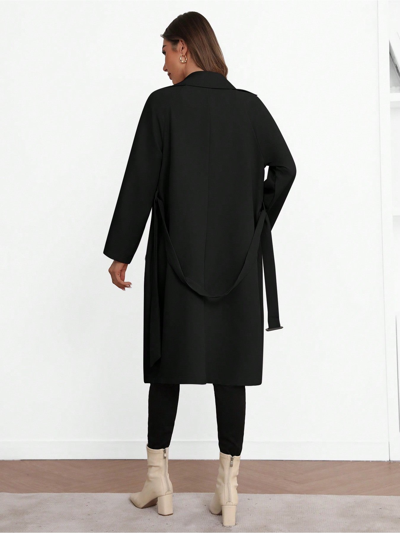 Elegant lång damkappa med bälte – minimalistisk trenchcoat i svart